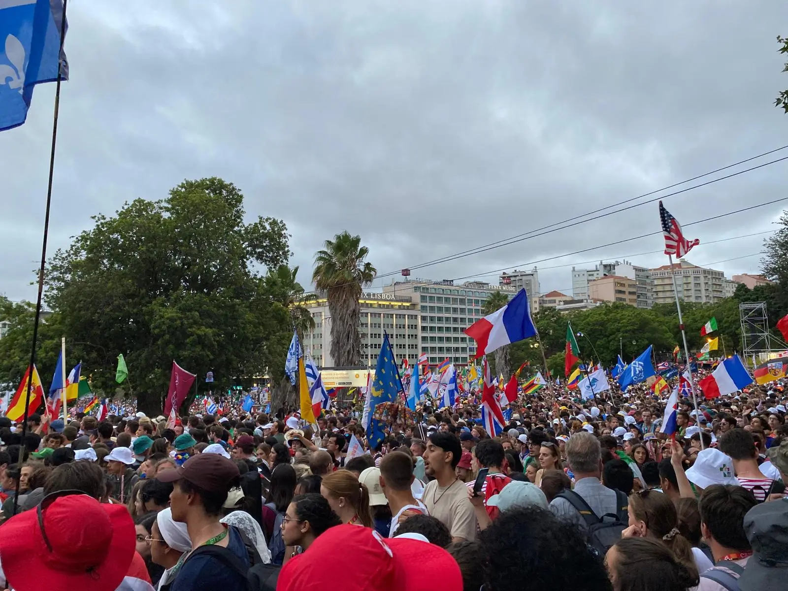Des jeunes de nombreux pays rassemblés avec leurs drapeaux aux JMJ de Lisbonne 2023